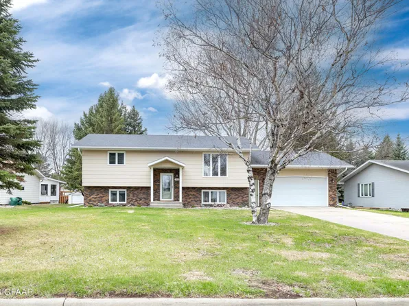 914 James Ave SE, East Grand Forks, MN 56721