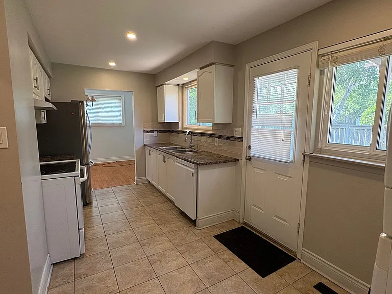 58 Devins Dr #UPPER LEVEL — Photo 7