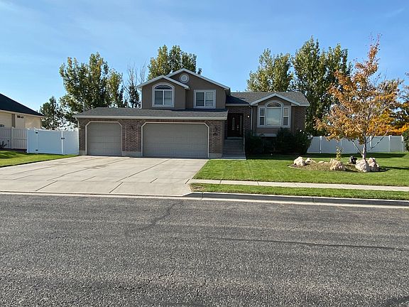 Photos of interior coming soon previous tenant are almost finished moving