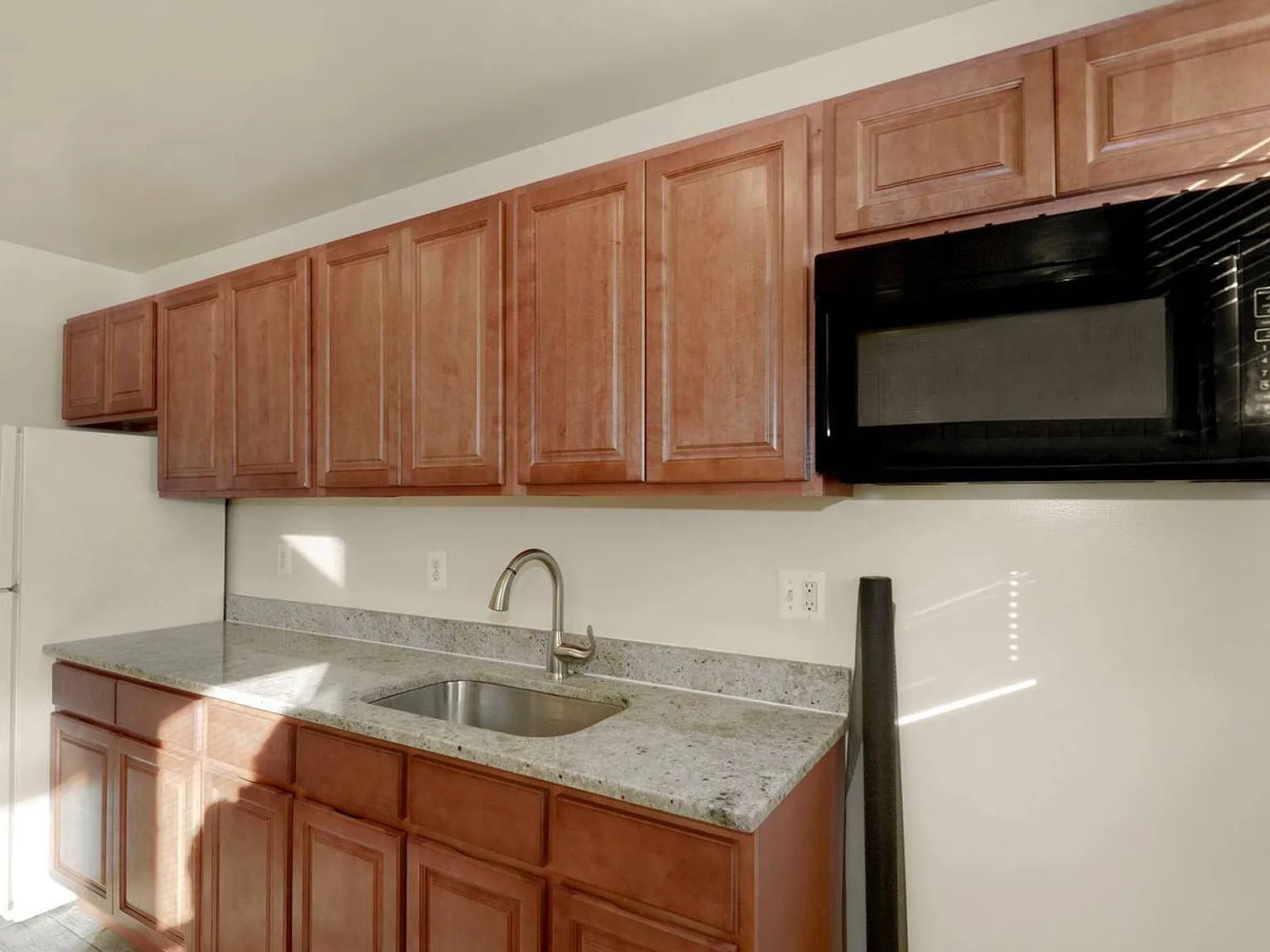 1 bed, 1100 sqft, $1,300 — Photo 3