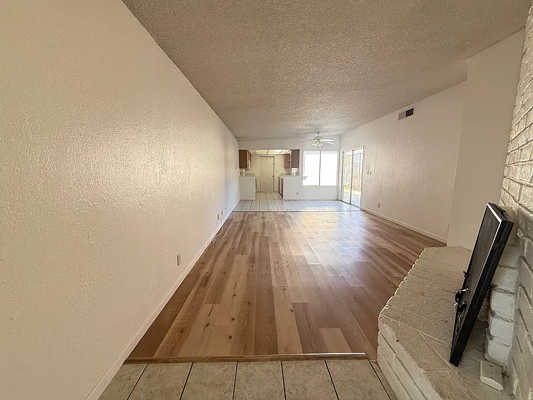 595 W Alamos Ave — Photo 2
