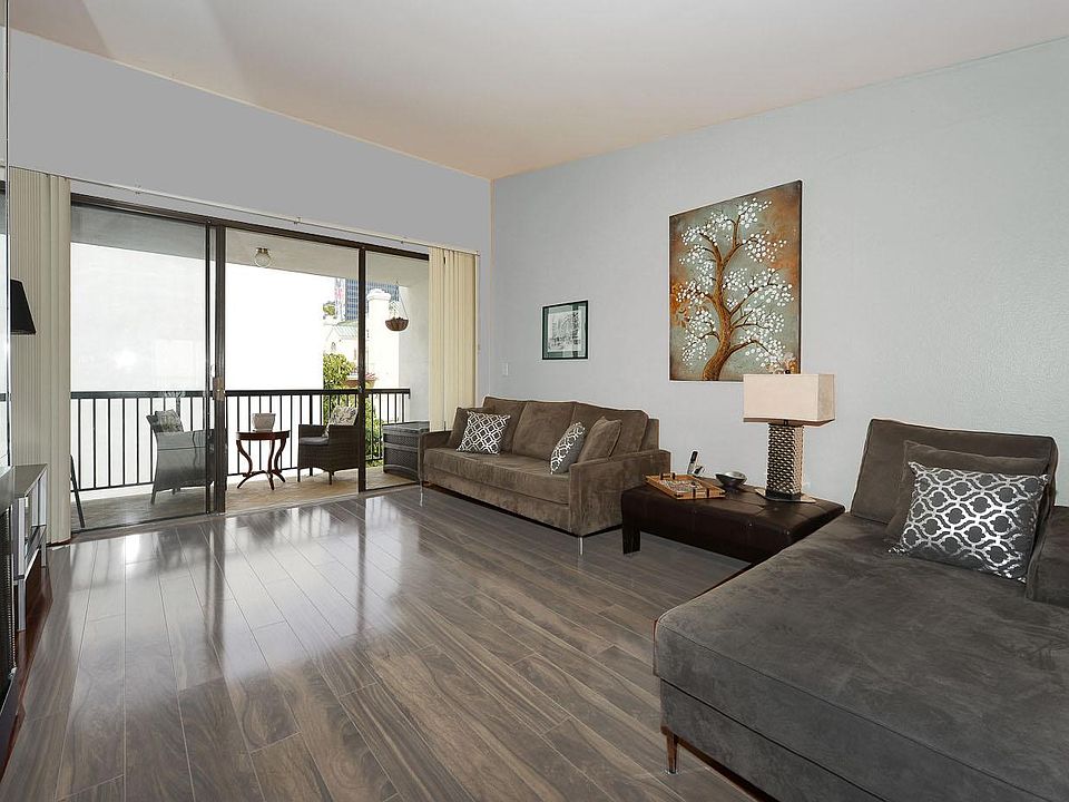 Living room vaulted ceilings