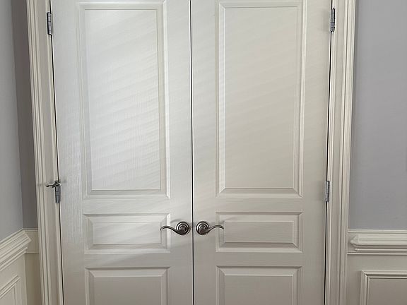 Laundry off kitchen/breakfast nook