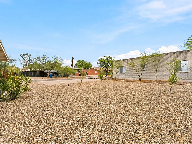2542 E Seneca St — Photo 22