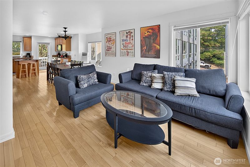 2nd image of 226 B 26th Avenue E