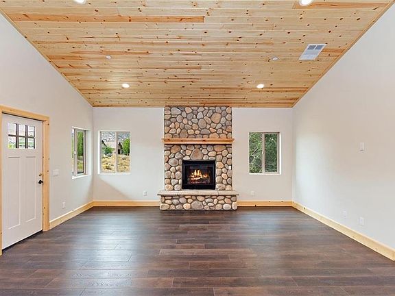 5th image of 360 Pine Ln
