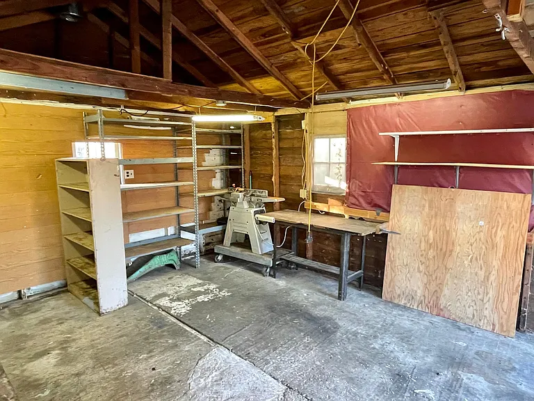 2425 Queen St — Photo 27