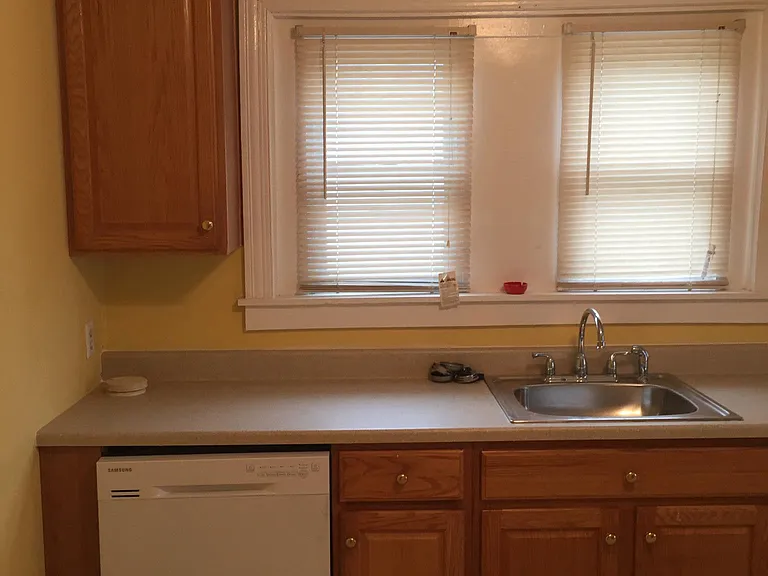 466 Crescent St — Photo 4