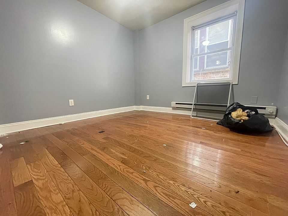 2nd image of 924-26 21st St #7E