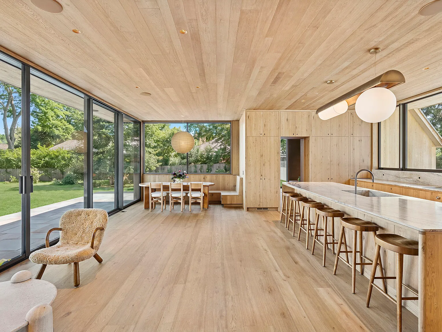 New Designer Build in Amagansett Village Prime Location — Photo 4