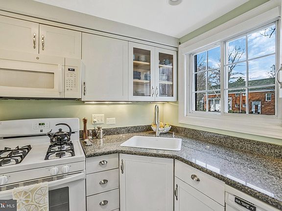 3rd image of 1642 Mount Eagle Pl