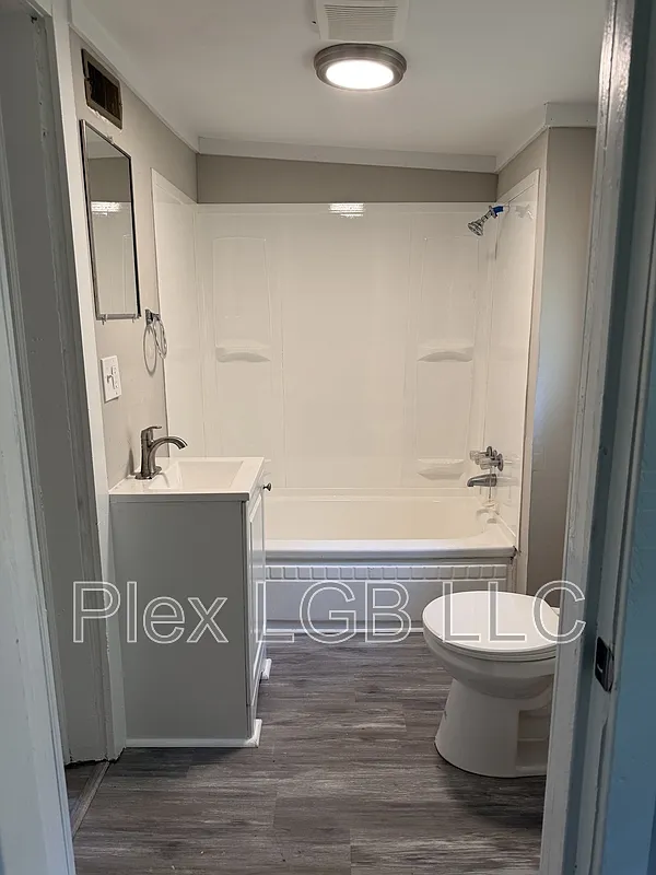 2 bed, 1.0 bath, 808 sqft, $1,050 — Photo 3