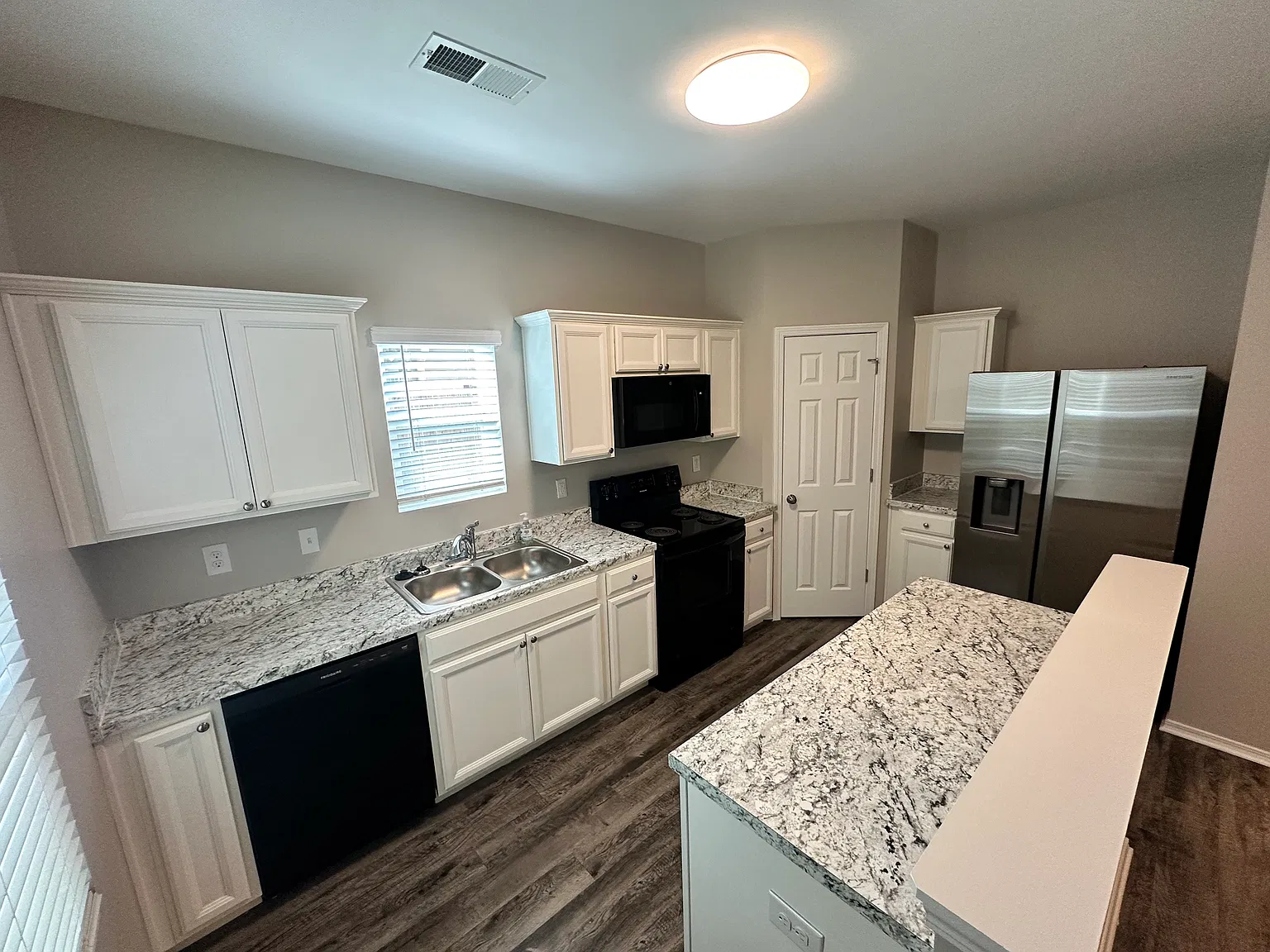 3 bed, 2.5 bath, 1822 sqft, $1,900 — Photo 3