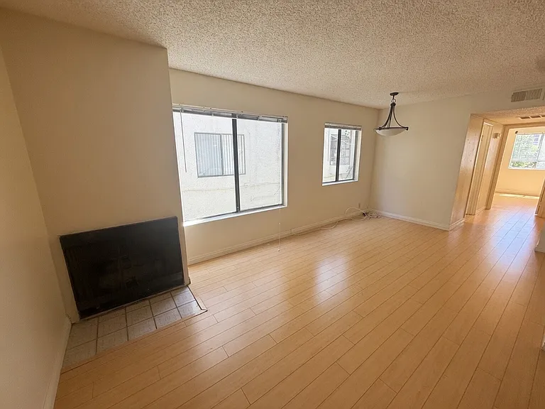 13406 Moorpark St #102 — Photo 4