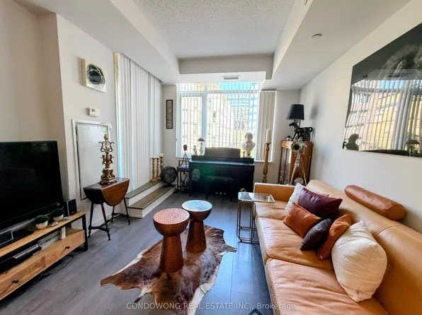 525 Adelaide St W #210, Toronto, ON M5V 0N7