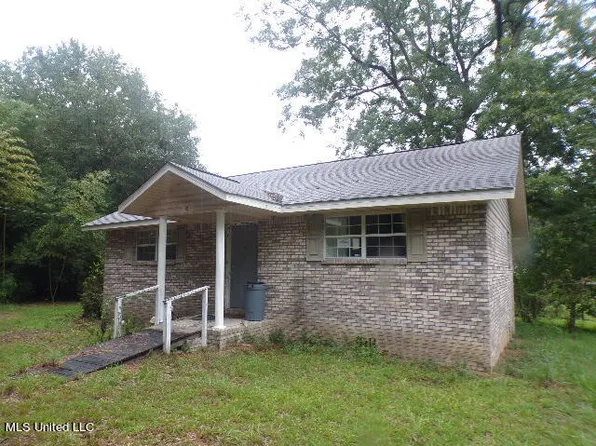 421 Hall St, Wiggins, MS 39577