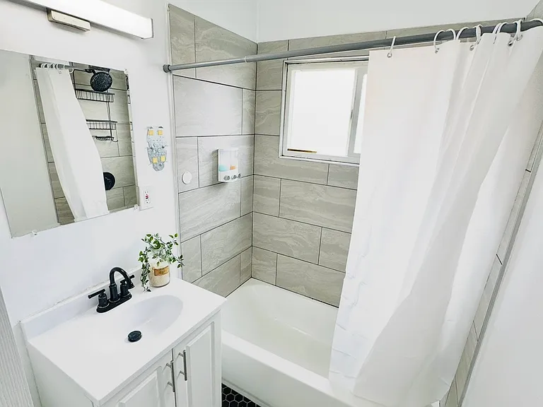 1635 W 108th St #1635 — Photo 7