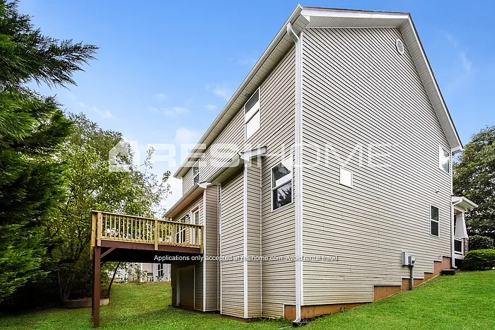 3 bed, 2.5 bath, 2532 sqft, $2,130 — Photo 3