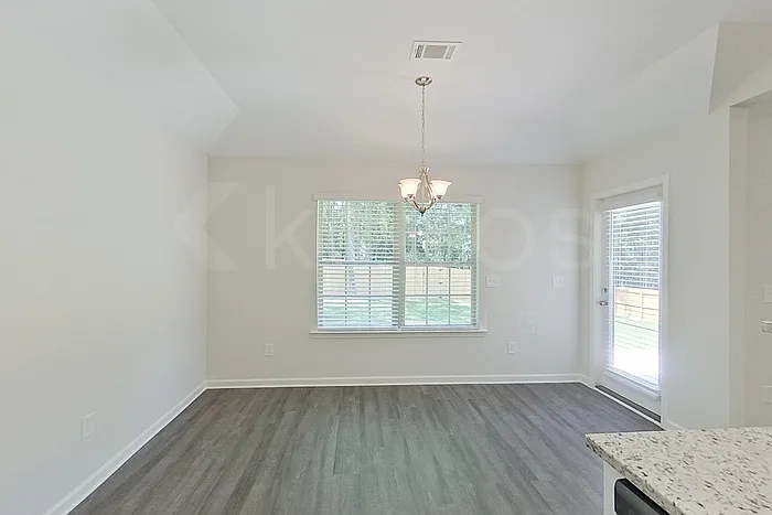 111 Live Oak Dr — Photo 7