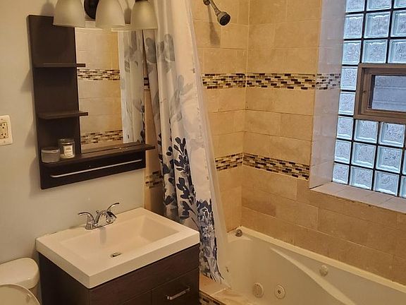 4th image of 2-4116 W Melrose St #2