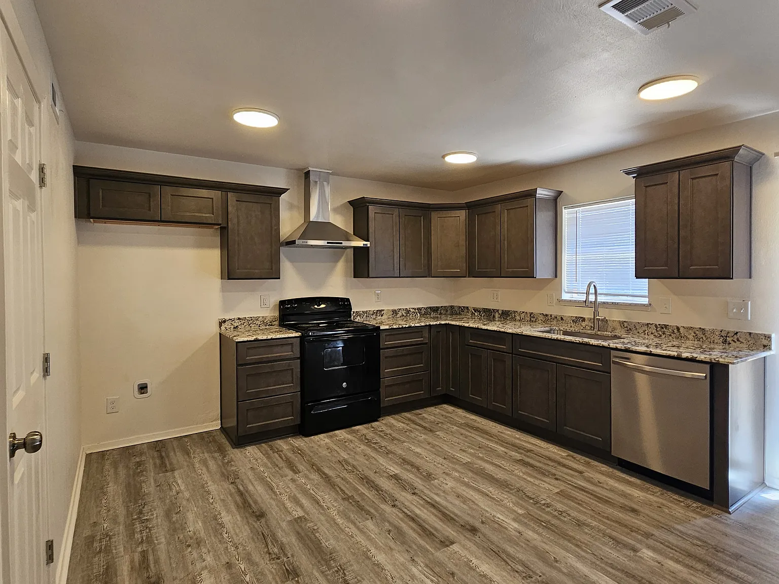 3 bed, 1284 sqft, $2,050 — Photo 4