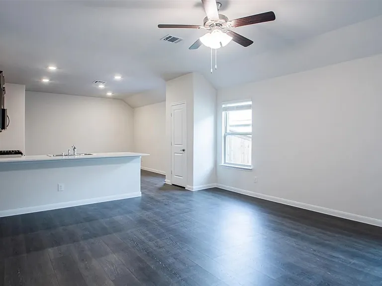3936 Oak Creek Cir — Photo 6