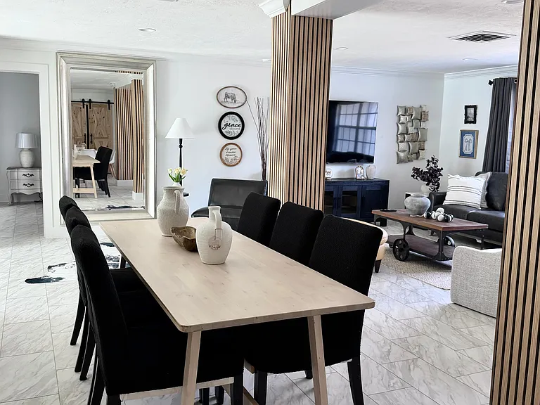 4534 N Lake Dr — Photo 3