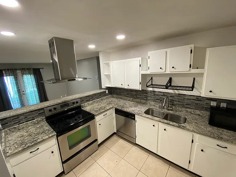 7318 Hunters Lk — Photo 3
