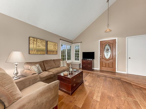 4th image of 8 Yardley Ct