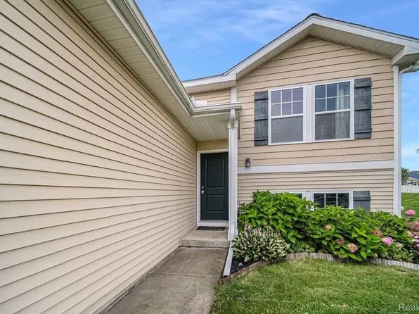 52 Lake Ridge Dr, Mason, MI 48854