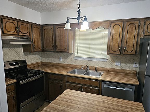 2nd image of 639 Emerald Ln #639