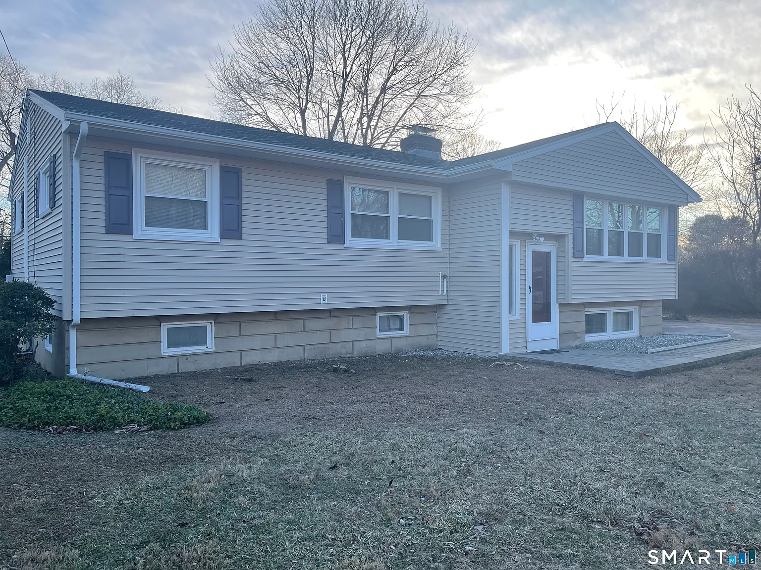 3 bed, 2.0 bath, 2145 sqft, $3,200 — Photo 2