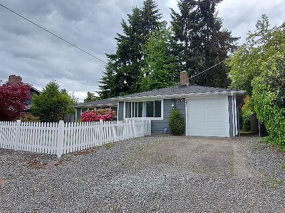 Easy maintenance crushed rock surround and drive. Garage included!