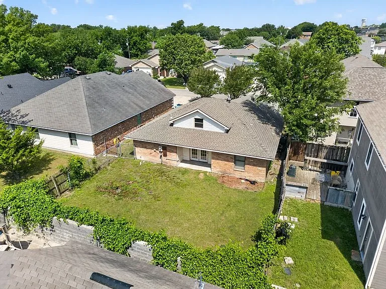 609 Trout St — Photo 37