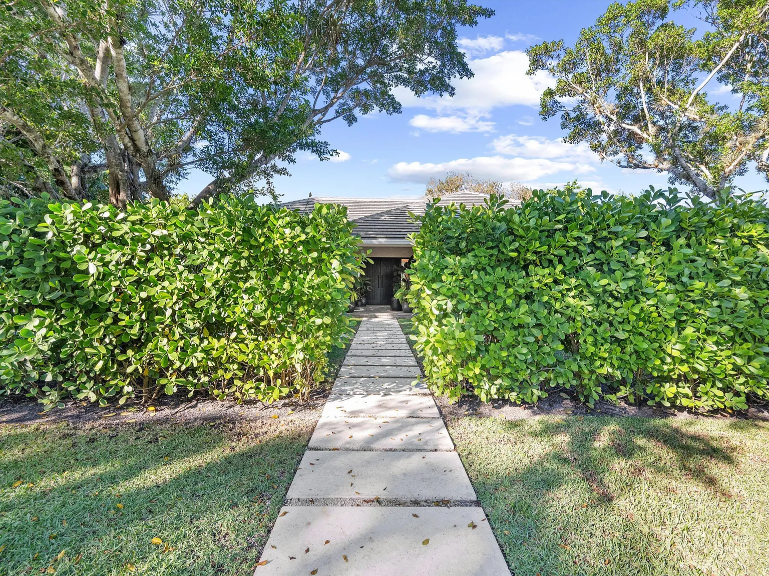 4 bed, 4.5 bath, 4939 sqft, $45,000 — Photo 2