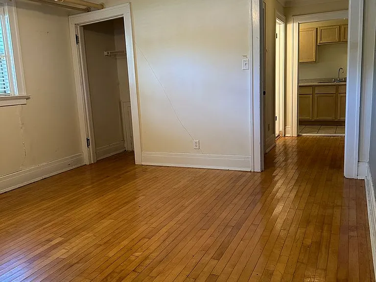 1041 College St N — Photo 6