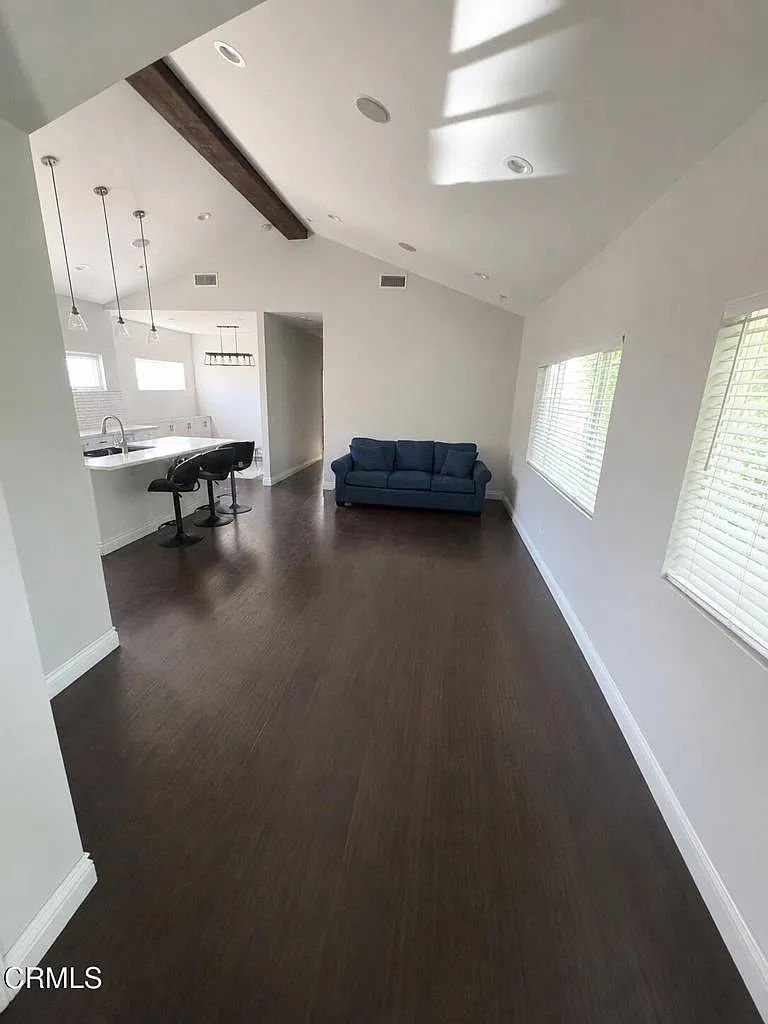 3 bed, 2.0 bath, 1401 sqft, $3,700 — Photo 3