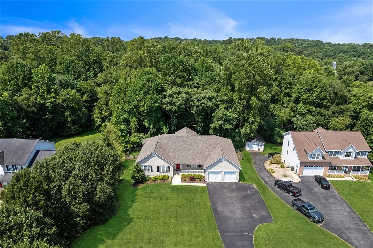 6 bed, 5180 sqft, $4,200 — Photo 3