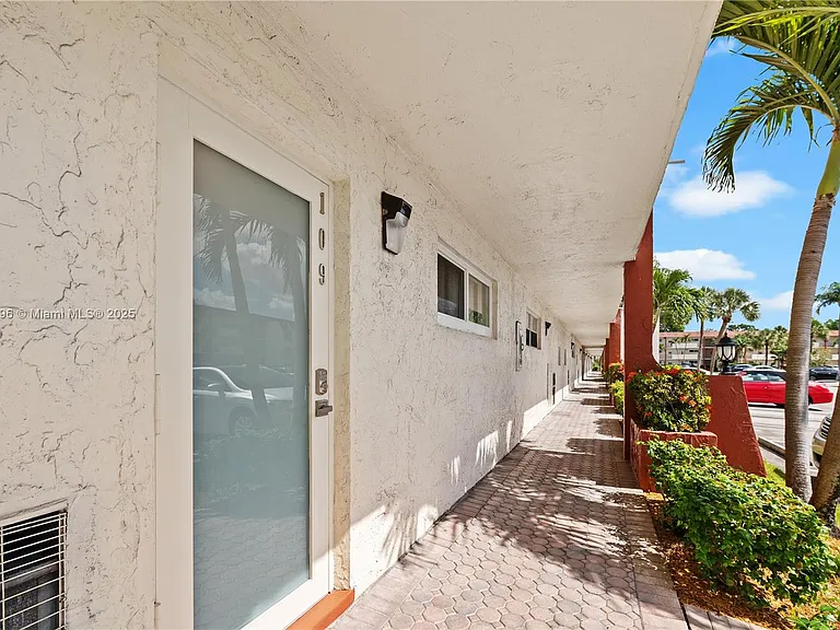 711 S Hollybrook Dr #109 — Photo 3