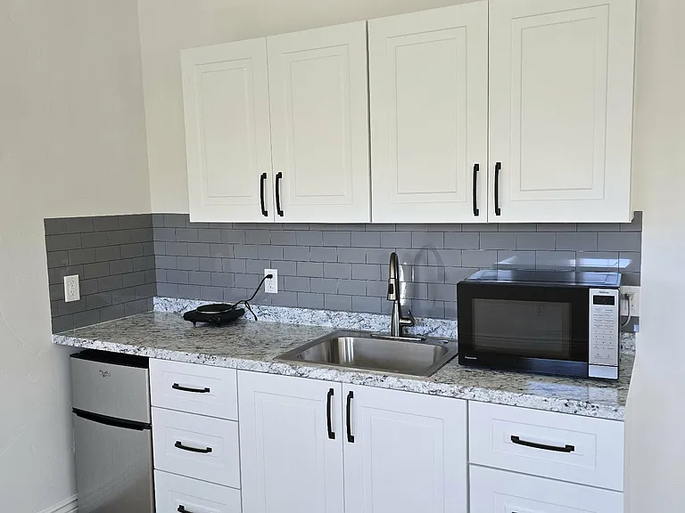 1850 Kickapoo Ct — Photo 3