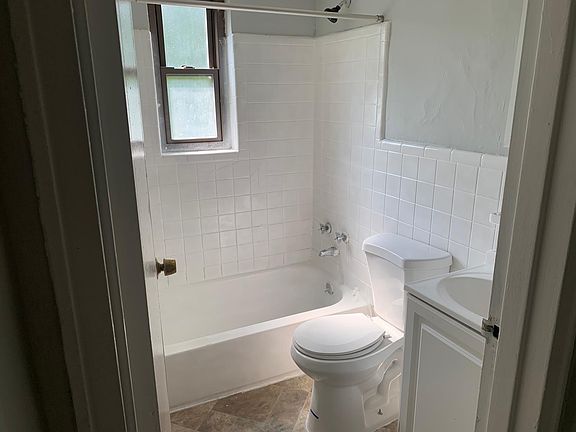 4th image of 2860 Harrison Ave #7