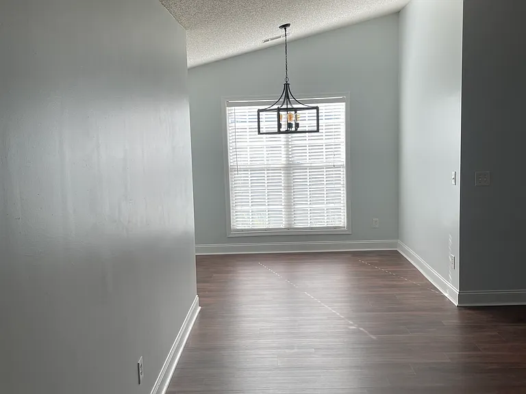 1054 Blakewood Ct — Photo 5