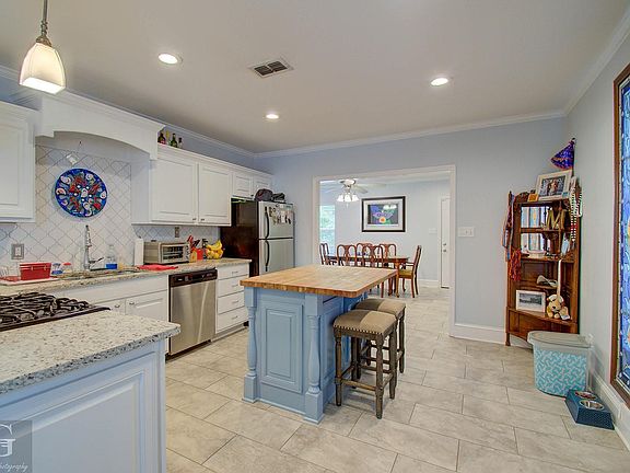 5th image of 715 Delaware St