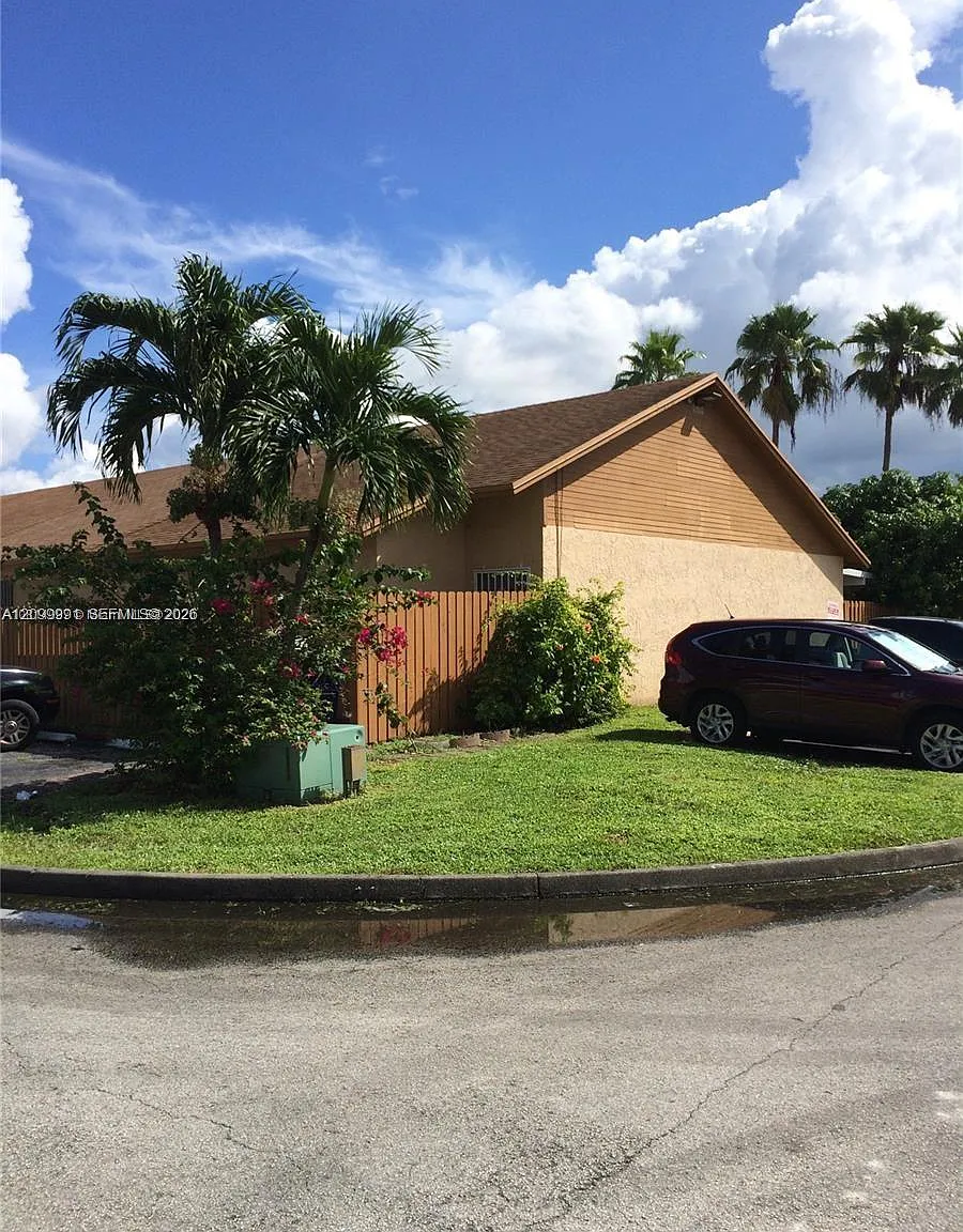 Country Lake Manors Townh — Photo 2