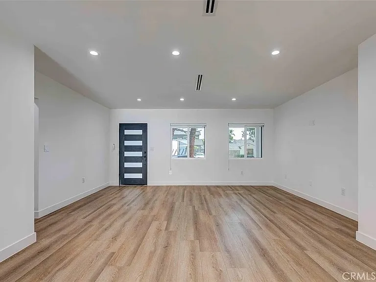 1613 N Niagara St — Photo 3