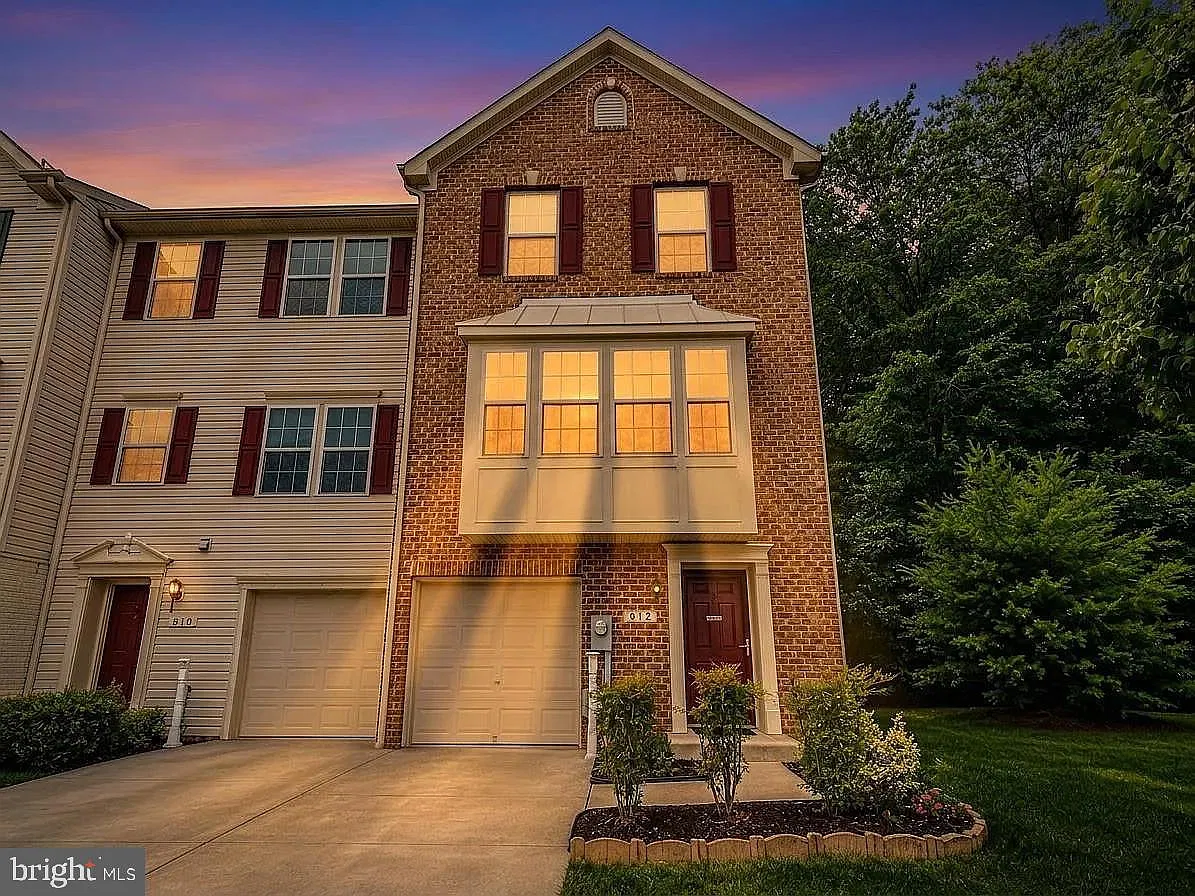 3 bed, 2.5 bath, 2212 sqft, $3,100 — Photo 3