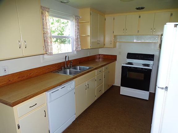 Fully electric with dishwasher and plenty of cabinets.