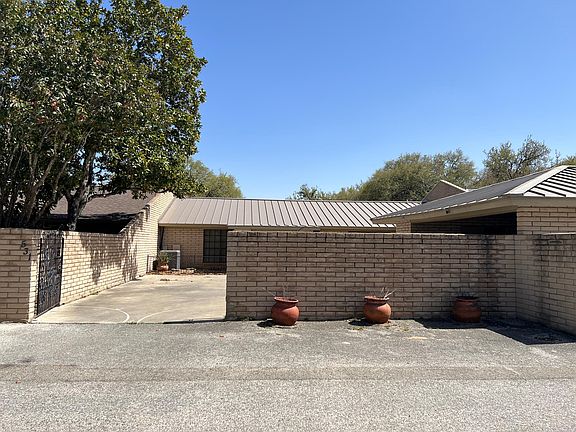 2nd image of 531 Fairway Ct