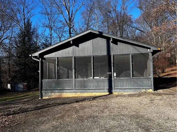 135 Tanager Dr, New Alexandria, PA 15670