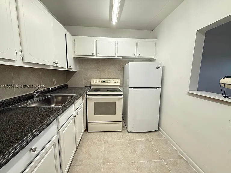 210 Canterbury Dr #1-J — Photo 6